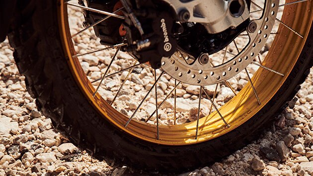 Détail de la roue avant de la nouvelle BMW F 850 GS Adventure