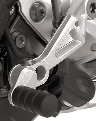 Le levier de frein et la pédale de sélection réglables sont présents de série sur la F 900 GS de BMW Motorrad