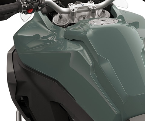 Les panneaux latéraux de la BMW F 900 GS Adventure de BMW Motorrad avec un grand réservoir de 23 litres