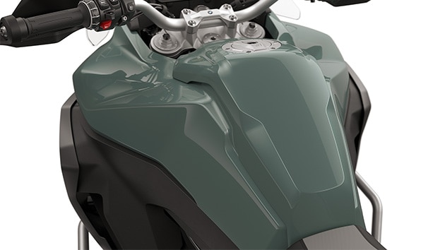 Les panneaux latéraux de la BMW F 900 GS Adventure de BMW Motorrad avec un grand réservoir de 23 litres
