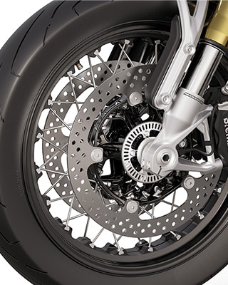 Les roues à rayons noires en option confèrent à la R 12 nineT de BMW Motorrad un look raffiné