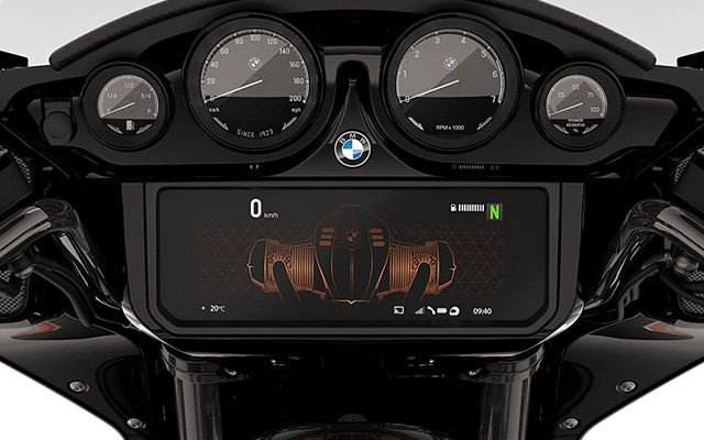 Le cockpit montre les cadrans analogiques et l'écran TFT.