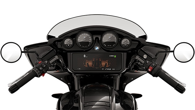 Le cockpit montre les cadrans analogiques et l'écran TFT.