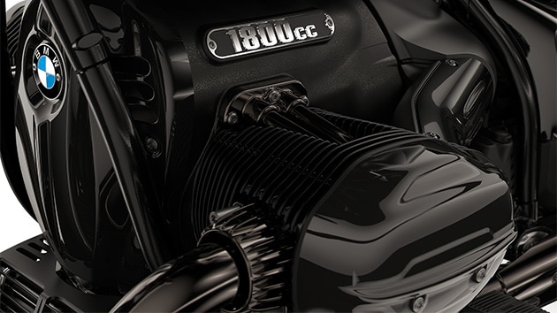 L'imposant moteur boxer de la R 18 B.