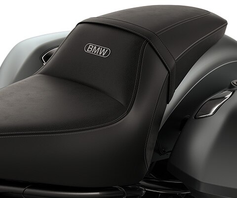 Vue détaillée de la selle dragster de la R 18 Roctane de BMW Motorrad