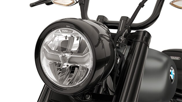 Vue détaillée du projecteur à LED rond de la R 18 Roctane de BMW Motorrad