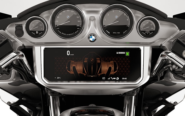Le cockpit montre les cadrans analogiques et l'écran TFT.