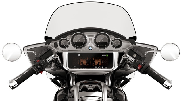 Le cockpit montre les cadrans analogiques et l'écran TFT.