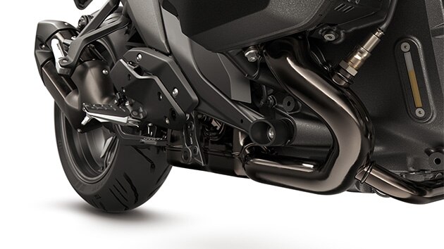 Installation d'échappement en Dark Chrome de la R 1300 R de BMW Motorrad