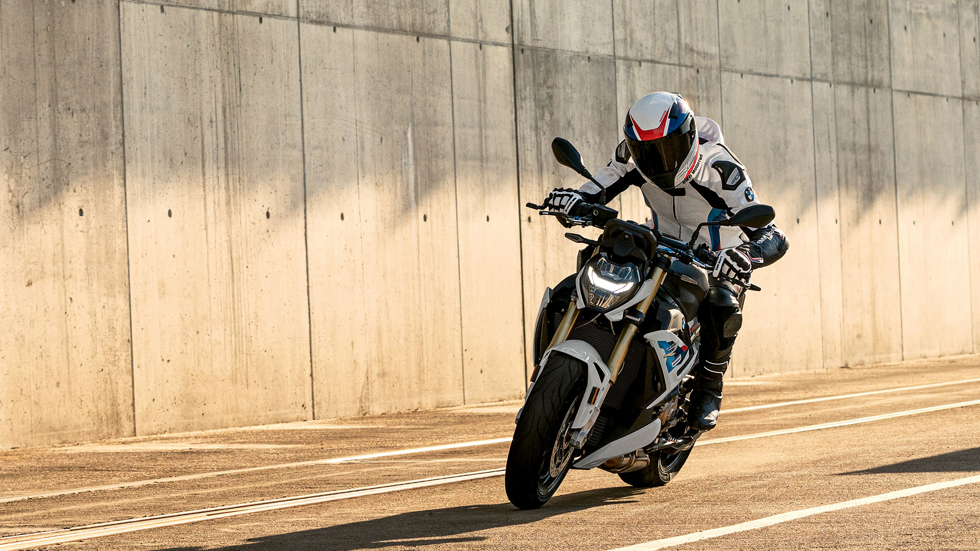 We see the riding S 1000 R in iconic M colours.