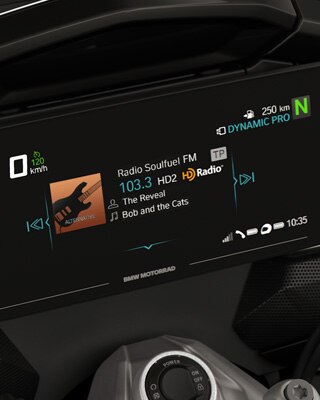 L'écran TFT et les compartiments de la K 1600 Grand America en ligne de mire.