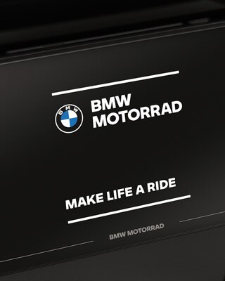 Gros plan sur l'écran couleur avec écran d'accueil BMW Motorrad.