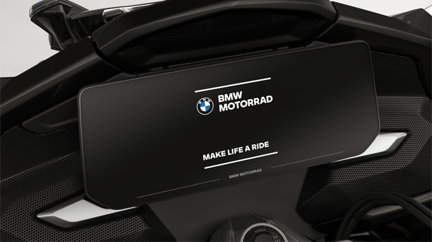 Gros plan sur l'écran couleur avec écran d'accueil BMW Motorrad.