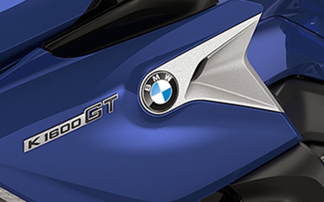 La K 1600 GT en Light white uni / Racing blue metallic / Racing red uni.