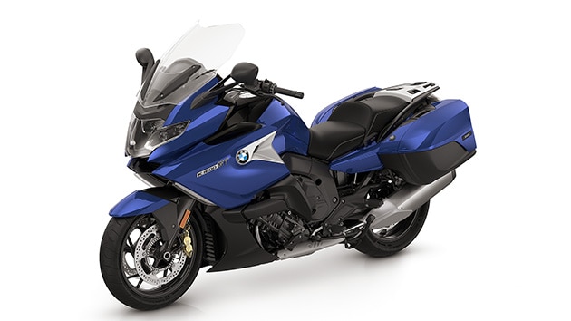 La K 1600 GT en Light white uni / Racing blue metallic / Racing red uni.